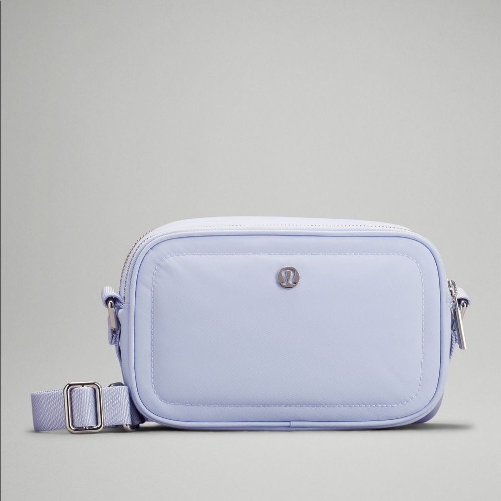 ✨Sold✨Lululemon • Crossbody Camera Bag - Picture 1 of 14